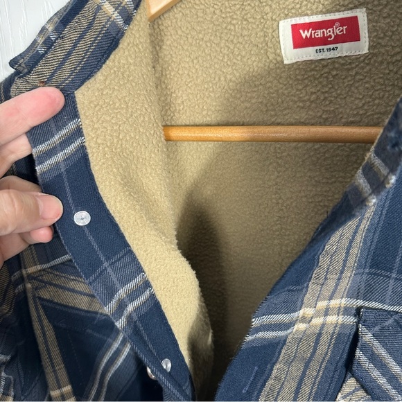 Wrangler sherpa lined flannel shacket/jacket, size small, layer warm - Picture 9 of 12